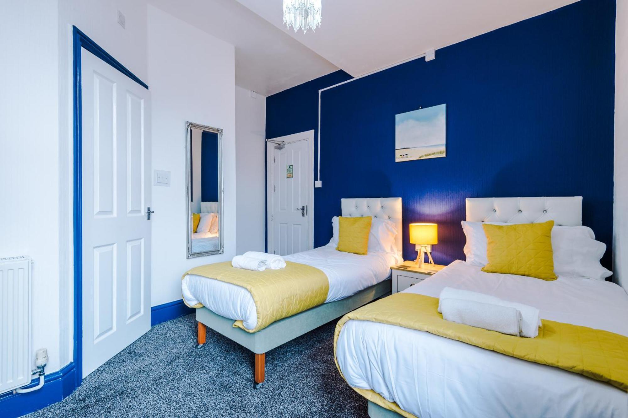 Pebbles Guest House Blackpool Exterior photo